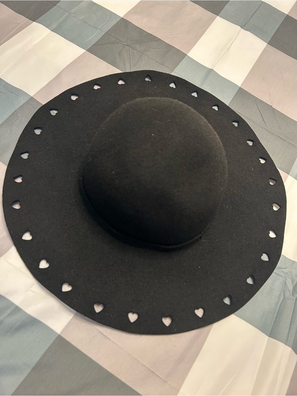 Women's Black Heart-Cut Brim Wool Hat